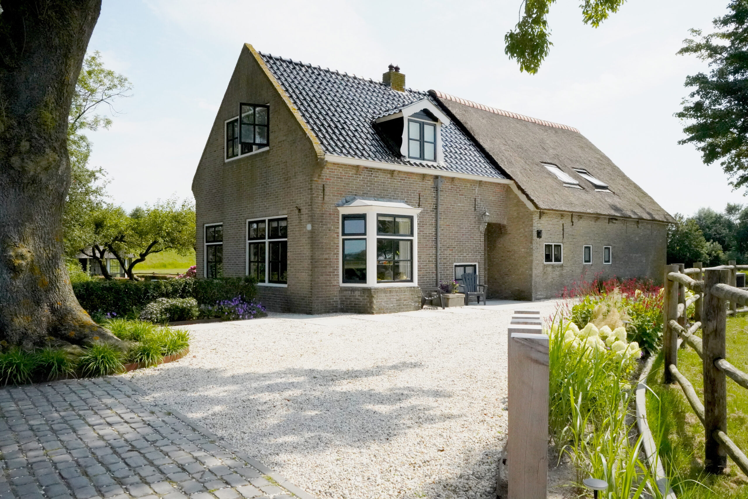 LANDELIJKE TUIN MET WEIDSE UITZICHTEN IN DEINUM
