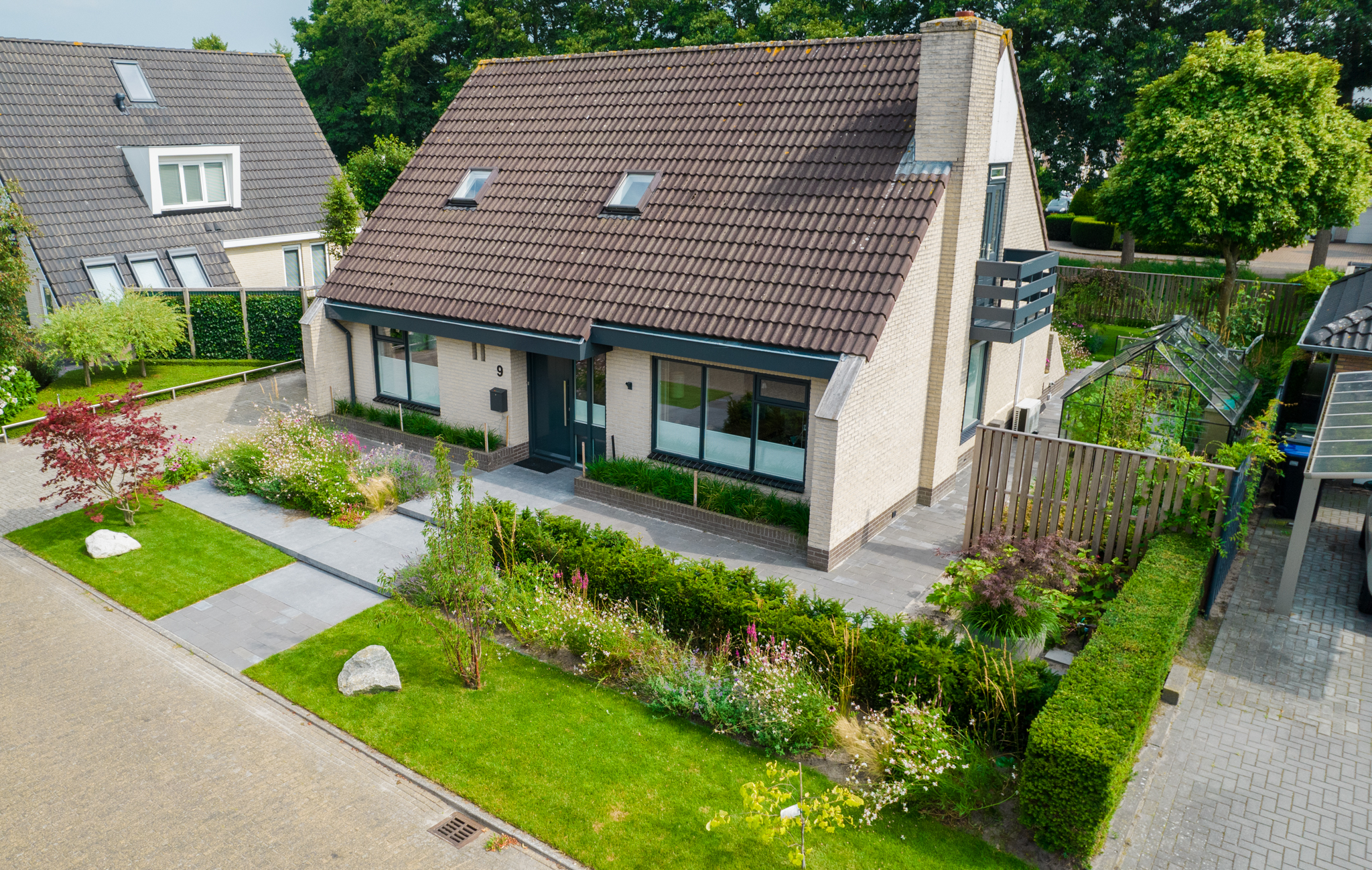 STRAKKE LIJNEN MET WEELDERIG GROEN IN HEERENVEEN