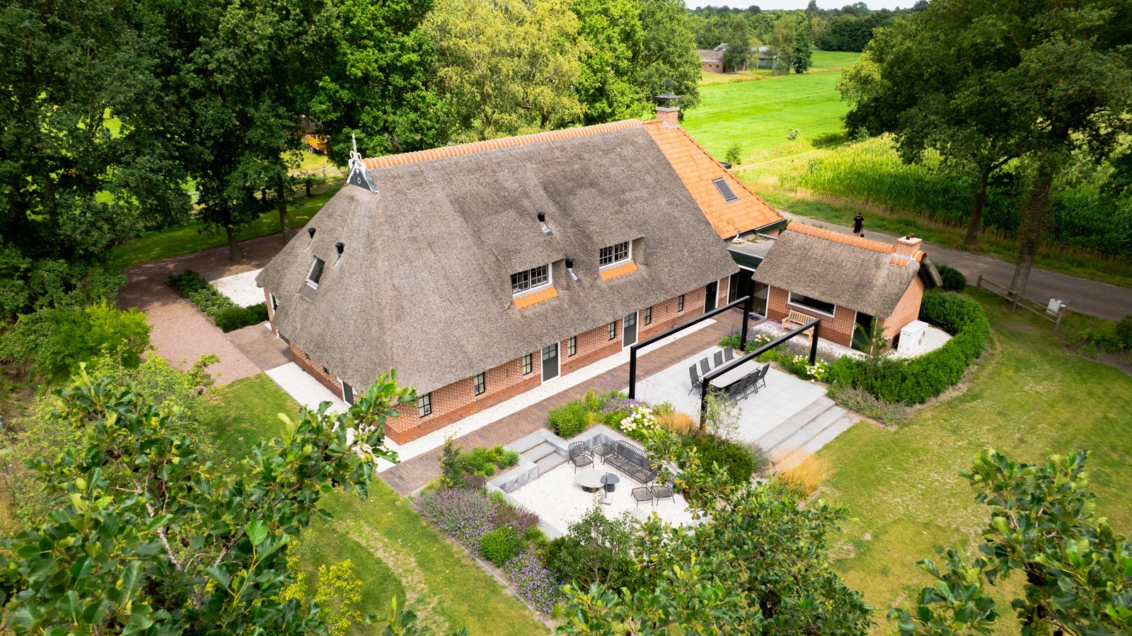 LANDELIJK KARAKTER, MODERN VERFIJND